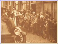 862123 Afbeelding van Sinterklaas en Zwarte Piet op bezoek bij de kinderen in de Paulus van Vianenstraat te ...